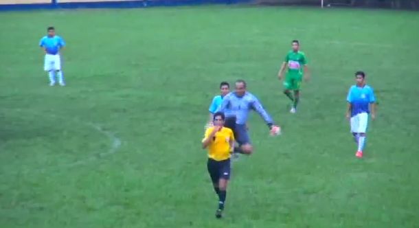 Un jugador le dio una tremenda patada voladora al árbitro porque lo amonestó