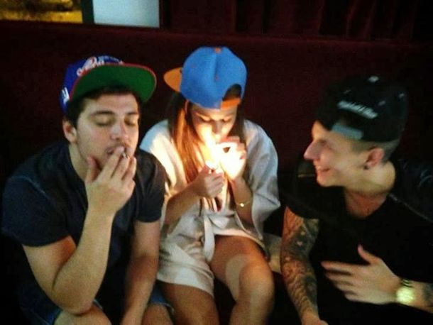 La polémica foto de Charlotte Caniggia fumando marihuana