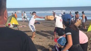 video: insolita pelea entre vendedores ambulantes en una playa de villa gesell