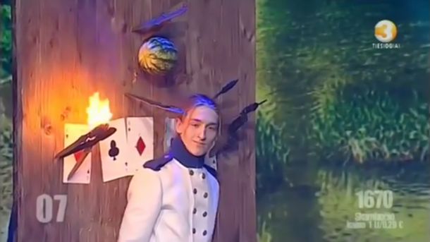 Mirá el aterrador video del momento en que un asistente casi muere acuchillado