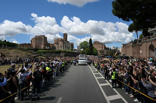 Así fue el traslado del féretro del papa Francisco a la basílica Santa María la Mayor