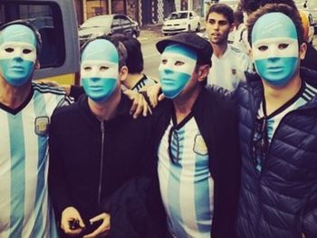 ¿Qué famosos se pusieron máscaras para ir a Brasil sin que nadie los reconozca?