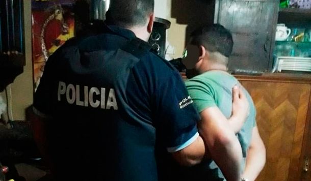 El efectivo pensó que el hombre estaba muerto y montó una escena de un robo