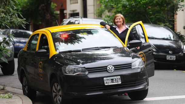 Desde 2019, los taxis porteños podrán cobrar con tarjeta y sumarán 2 mil mujeres como choferes