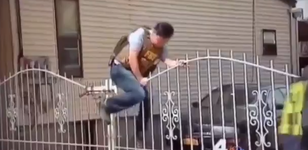 VIDEO: Un agente del FBI trepa una reja que estaba abierta