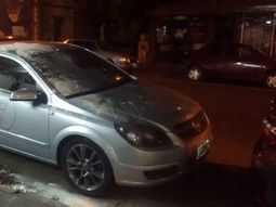 Vecinos destrozaron un auto que estaba mal estacionado Vecinos destrozaron un auto que estaba mal estacionado