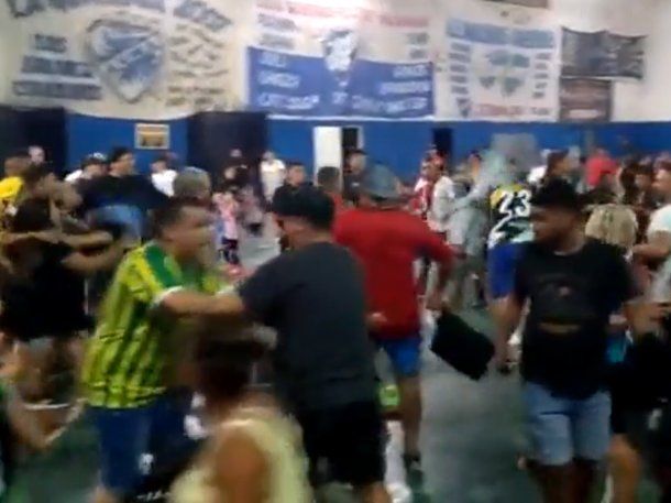 Villa Luzuriaga: partido de baby fútbol terminó a las piñas