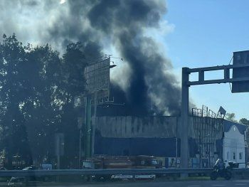 Voraz incendio destruye una conocida casa de electrodomésticos en plena Panamericana