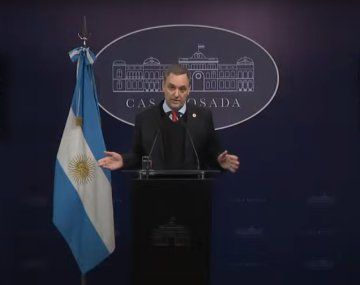 Manuel Adorni arrancó su conferencia de prensa con un video de Massa: No pasó