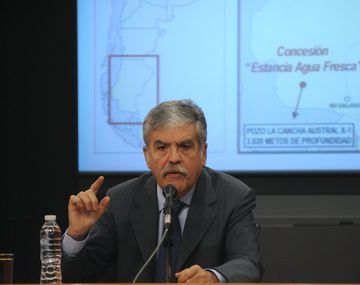 Julio De Vido anunció el descubrimiento de un yacimiento petrolero