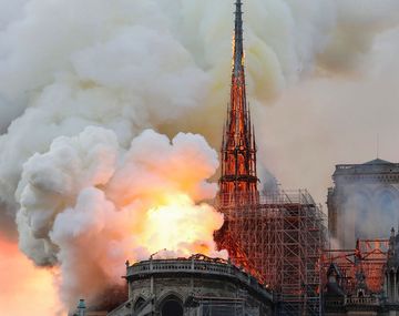 VIDEO: Así fue la caída de la aguja y el techo de la Catedral de Notre Dame
