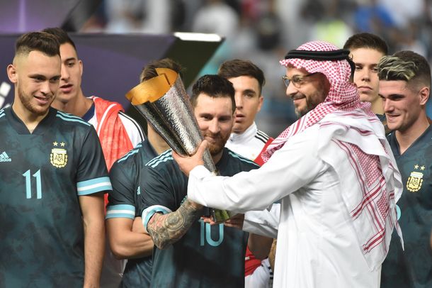 Lionel Messi recibe el trofeo por ganar el Superclásico de las Américas