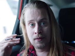 macaulay culkin volvio a ser mi pobre angelito para una parodia navidena macaulay culkin volvio a ser mi pobre angelito para una parodia navidena