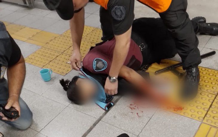 Así intentaban reanimar a la policía que fue baleada en Retiro