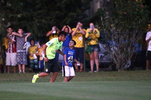 El gran gesto de Neymar con un niño en pleno entrenamiento