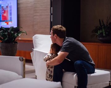Mark Zuckerberg junto a su hija Max siguiendo las elecciones de Estados Unidos