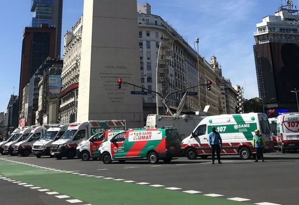 Profesionales de la salud del SAME despiden a Juan Lobel.&nbsp;