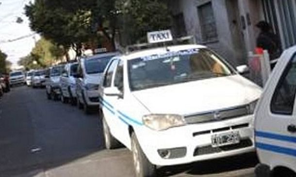 Un taxista murió calcinado adentro de su auto tras chocar con un puente