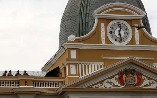 Insólito: el reloj del Congreso boliviano gira al revés