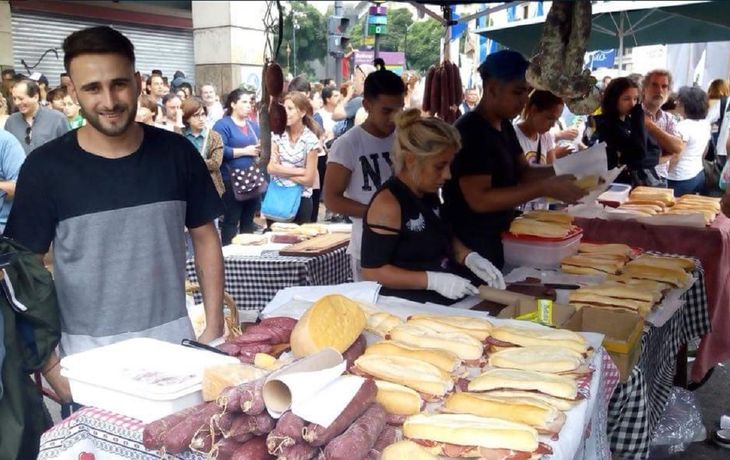 A Maximiliano Gómez le confiscaron los sandwiches que vendía - Crédito: @rosiradosevic