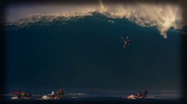 Un surfer cayó desde la cresta de una ola de más de 12 metros y sobrevivió