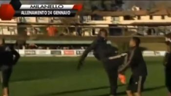 balotelli, a las pinas con robinho en el entrenamiento balotelli, a las pinas con robinho en el entrenamiento