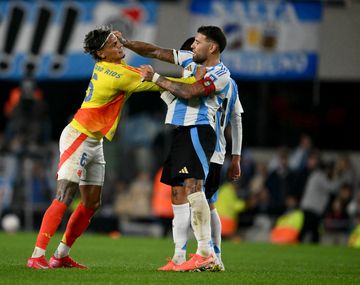 El cruce entre Otamendi y Richard Ríos en el final del partido: Estás viejo...