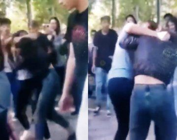 Brutal pelea entre dos chicas en una plaza: Dale la cabeza contra el piso