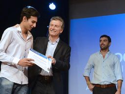Macri con uno de los beneficiarios de Progresar