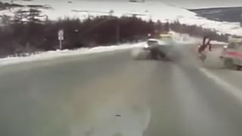 Una mujer embarazada salió despedida de una ambulancia Una mujer embarazada salió despedida de una ambulancia