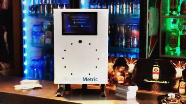 Un bar ofrece realizar un test de alcoholemia antes de la vuelta a casa