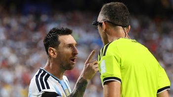 el arbitro de argentina-suiza hablo del cruce con messi y explico la expulsion de embolo