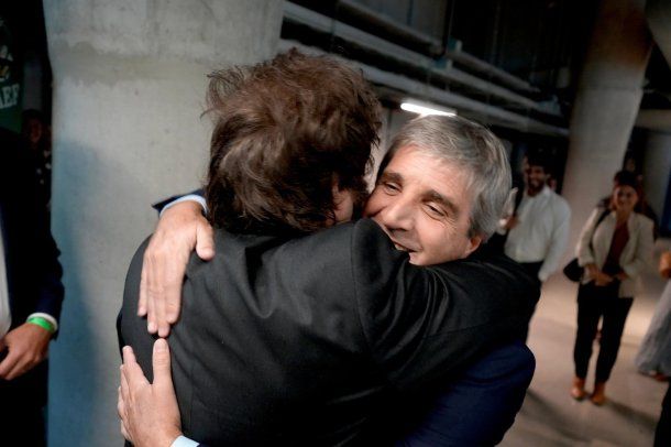 Abrazo entre Javier Milei y Luis Caputo. Foto: X @jmilei