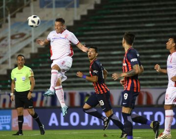 Mauro Bogado le gana en lo alto a Rubén Botta