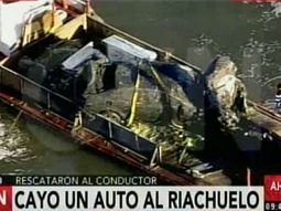 Así sacaron el auto que cayó al Riachuelo