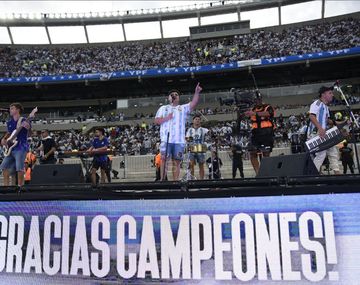 Los Totora pusieron cumbia en la fiesta de los campeones