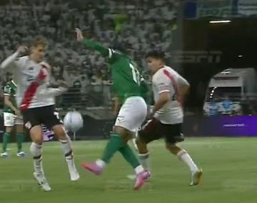 La jugada que derivó en el penal para Palmeiras y que la transmisión no repitió