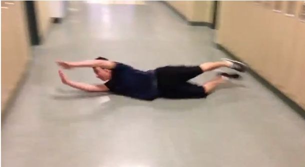 VIDEO: un alumno nadó en el pasillo de su escuela en EE.UU.