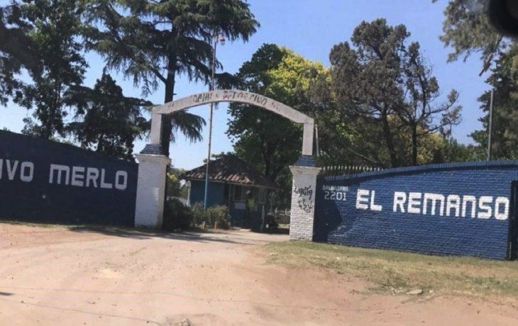 Asesinaron a una mujer y dejaron su cuerpo semidesnudo en un descampado de Merlo
