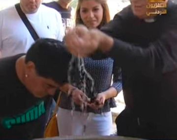 Ahora es Hijo de Dios: Maradona se bautizó en el mismo río que Jesús