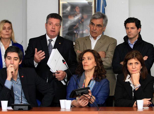 La oposición propuso incorporar a las mesas una boleta única para paliar faltantes