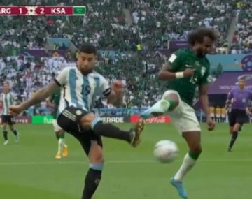 La polémica en Qatar: el penal a Otamendi que no cobró el VAR