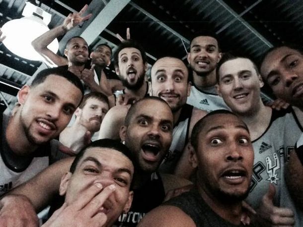 Los Spurs de Ginóbili también se animaron a hacer su selfie