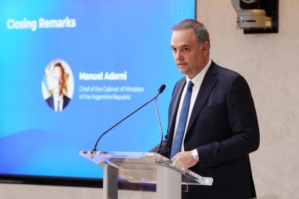 Manuel Adorni se defendió de las críticas tras llevar a su esposa en el avión presidencial: No nos van a...