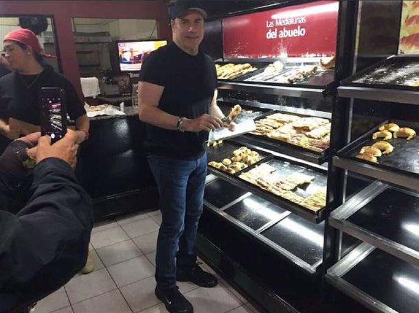 John Travolta de paseo por Argentina, aprovechó para comer facturas
