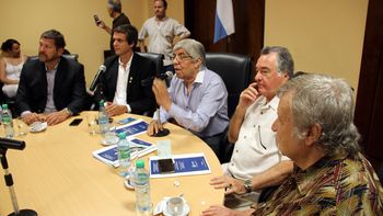 las cgt de moyano y barrionuevo donaron $4 millones para los inundados las cgt de moyano y barrionuevo donaron $4 millones para los inundados