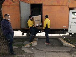Kits sanitarios, 90 mil efectivos y 14 mil vehículos: arrancó la distribución de urnas en todo el país