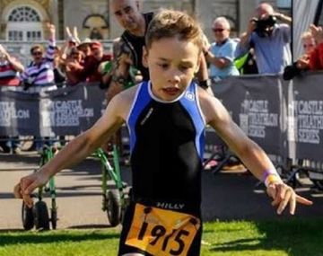 Un nene de 8 años con parálisis cerebral completó un triatlón: mirá el video