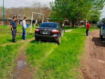 Violaron la cuarentena y agredieron salvajemente a dos policías que les pidieron identificación
