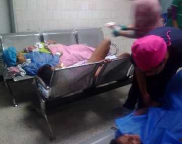 Dos mujeres esperando atención